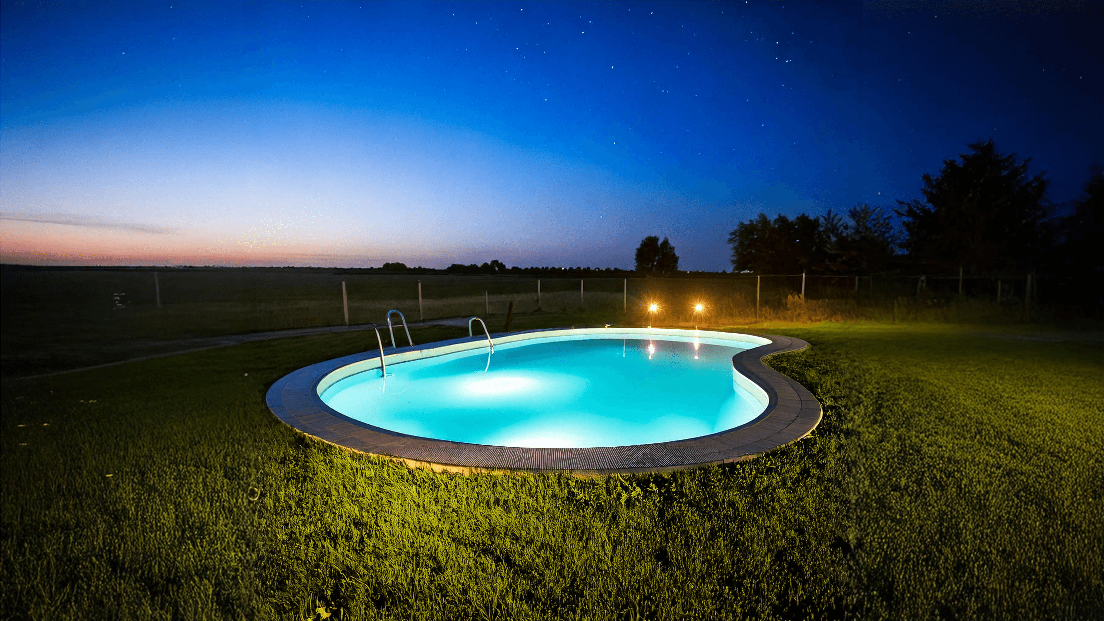 Piscina moderna al atardecer